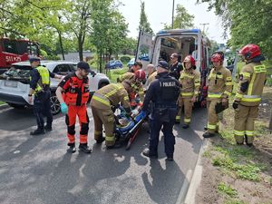 praca służb na miejscu wypadku