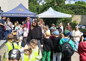 policjanci z dziećmi podczas festynu
