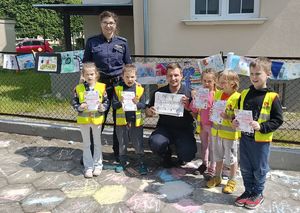 policjanci z dziećmi podczas festynu