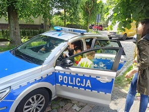 policjanci z dziećmi podczas festynu