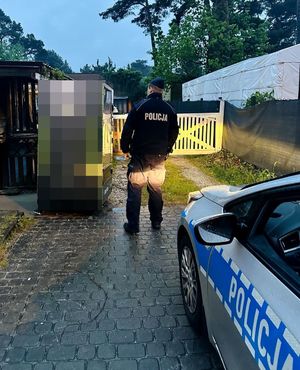 Policjant i radiowóz