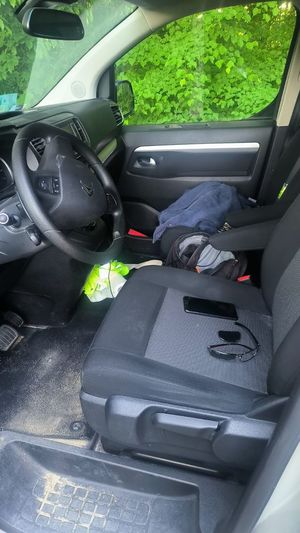 zatrzymany leży na ziemi, policjant go obezwładnia