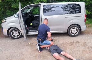 zatrzymany leży na ziemi, policjant go obezwładnia