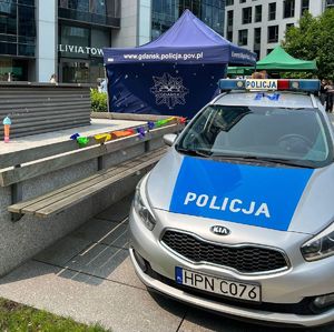 policjanci na festynie z dziećmi