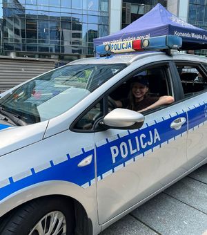 policjanci na festynie z dziećmi