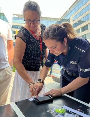 policjanci na festynie z dziećmi