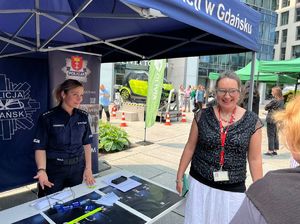 policjanci na festynie z dziećmi
