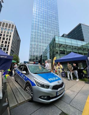 policjanci na festynie z dziećmi