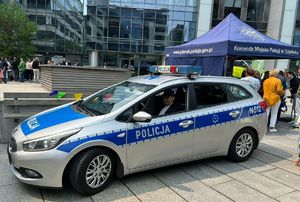 policjanci na festynie z dziećmi