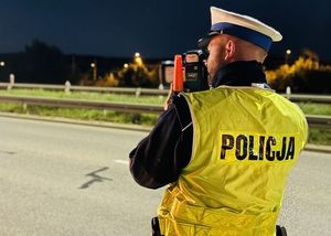 policjant mierzy prędkość