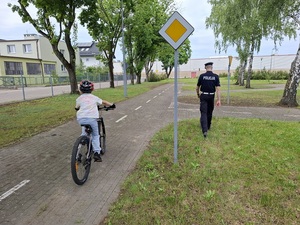 Egzaminy na kartę rowerową w policyjnym miasteczku ruchu drogowego
