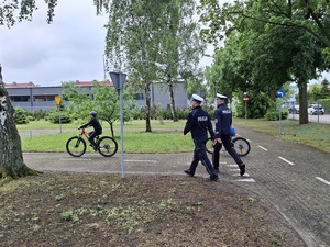 Egzaminy na kartę rowerową w policyjnym miasteczku ruchu drogowego