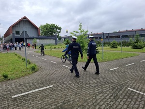 Egzaminy na kartę rowerową w policyjnym miasteczku ruchu drogowego