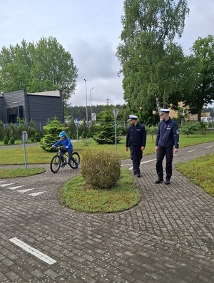 Egzaminy na kartę rowerową w policyjnym miasteczku ruchu drogowego