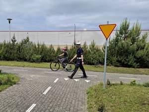 Egzaminy na kartę rowerową w policyjnym miasteczku ruchu drogowego