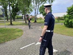 Egzaminy na kartę rowerową w policyjnym miasteczku ruchu drogowego