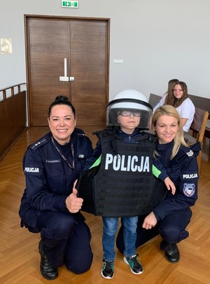 Leosia, Resto i policyjne atrakcje - mundurowi na Dniu Dziecka w Sądzie Rejonowym w Gdyni