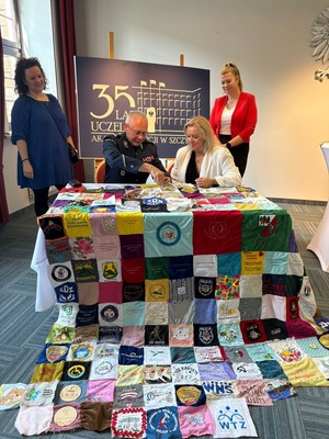 Komendant Wojewódzki policji w Gdańsku przyszył „kawałek serca” do wspólnego koca