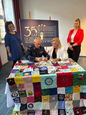 Komendant Wojewódzki policji w Gdańsku przyszył „kawałek serca” do wspólnego koca