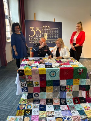 Komendant Wojewódzki policji w Gdańsku przyszył „kawałek serca” do wspólnego koca