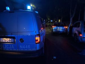 policjanci podczas pracy przy kolizji i zatrzymaniu nietrzeźwego kierującego