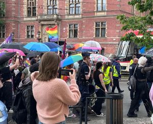policjanci w trakcie zabezpieczenia marszu równości