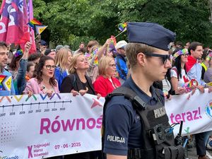 policjanci w trakcie zabezpieczenia marszu równości
