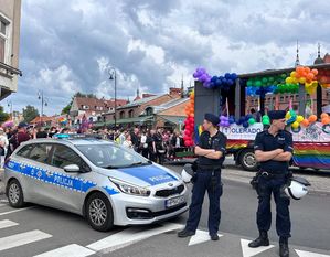 policjanci w trakcie zabezpieczenia marszu równości