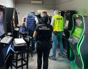 policjanci sprawdzają automaty do gier hazardowych