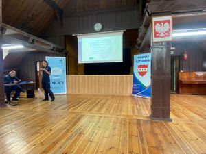 prelegenci wypowiadają się przed słuchaczami  w sali konferencyjnej