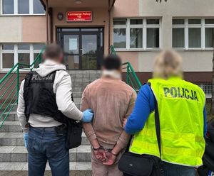 policjanci z zatrzymanym za oszustwa