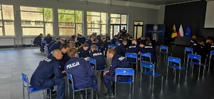 policjanci podczas warsztatów dotyczących przemocy w rodzinie