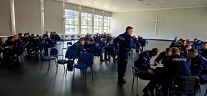 policjanci podczas warsztatów dotyczących przemocy w rodzinie
