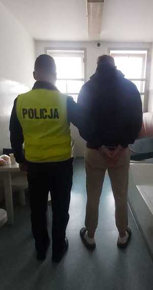 policjant z zatrzymanym