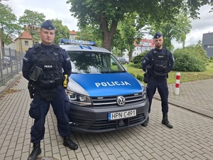 policjanci przy radiowozie