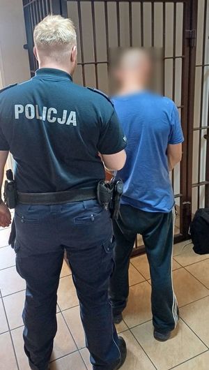 policjant z zatrzymanym