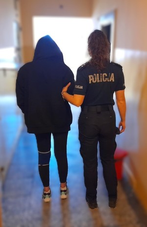 policjantka z zatrzymanym