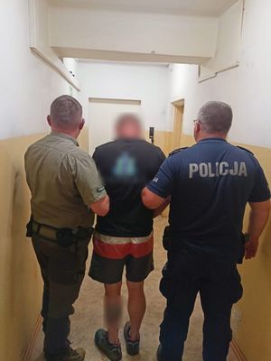 policjanci z zatrzymanym