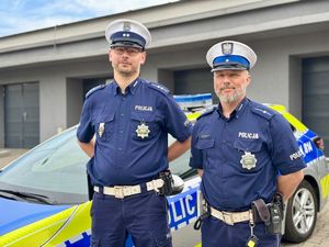 policjanci, którzy pomogli dojechać Wojtusiowi do szpitala