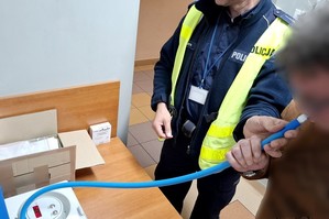 policjant i alkomat