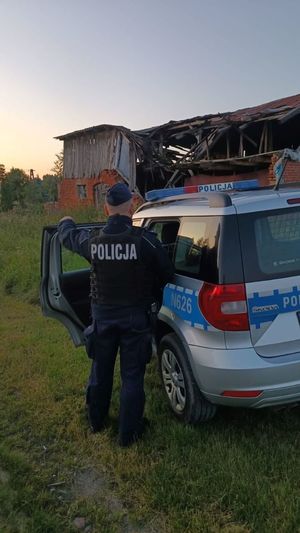 policjant na miejscu odnalezienia seniora