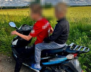 policjanci i zatrzymani do kontroli nieletni