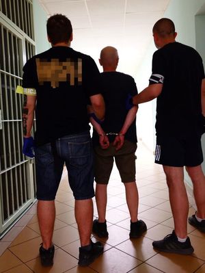 policjanci z zatrzymanym