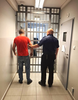 policjant z zatrzymanym do włamania