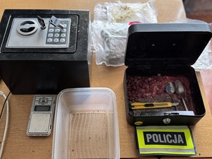 policjant z zatrzymamy i zabezpieczone narkotyki