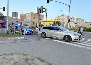 policjanci na miejscu zdarzeń drogowych
