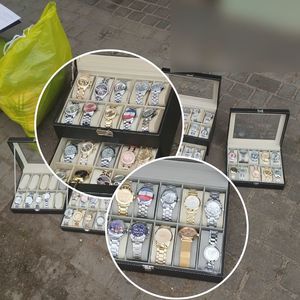 policjanci podczas zabezpieczania podrobionych artykułów