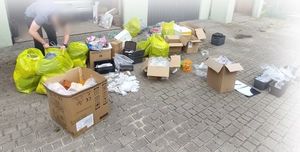 policjanci podczas zabezpieczania podrobionych artykułów