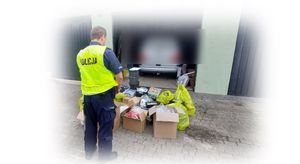 policjanci podczas zabezpieczania podrobionych artykułów