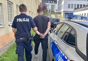 policjant z zatrzymanym, wynik narkotestu oraz pojazd sprawcy kolizji